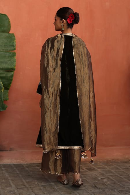 Shop Begum Green Velvet, Silk Gota Patti, Zari V-neck Hand Embroidered Kurta Set at Aza Fashions Shop_Begum_Green Velvet, Silk Gota Patti, Zari V-neck Hand Embroidered Kurta Set _at_Aza_Fashions