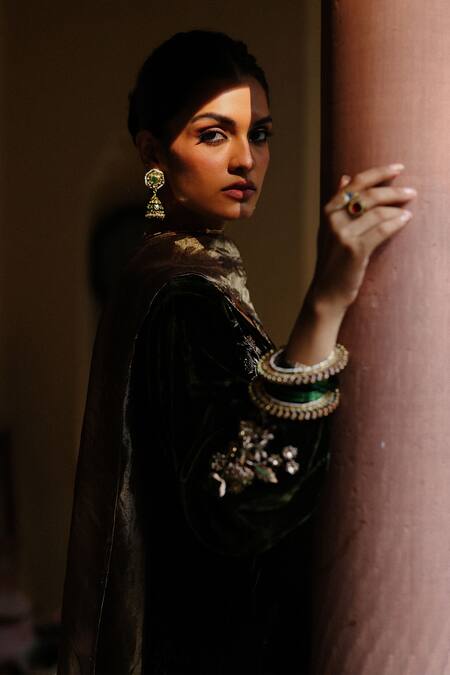 Buy Begum Green Velvet, Silk Gota Patti, Zari V-neck Hand Embroidered Kurta Set Online at Aza Fashions Buy_Begum_Green Velvet, Silk Gota Patti, Zari V-neck Hand Embroidered Kurta Set _Online_at_Aza_Fashions