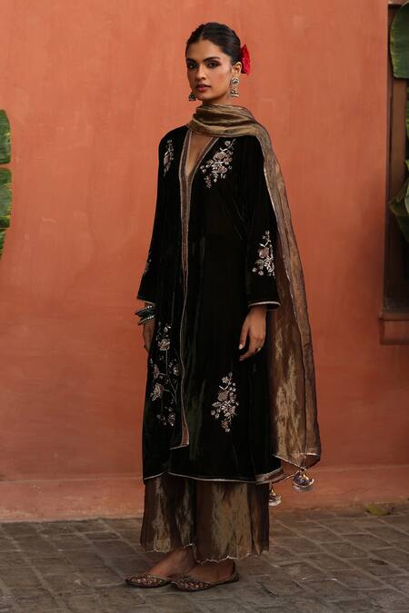 Begum Green Velvet, Silk Gota Patti, Zari V-neck Hand Embroidered Kurta Set at Aza Fashions Begum_Green Velvet, Silk Gota Patti, Zari V-neck Hand Embroidered Kurta Set _at_Aza_Fashions