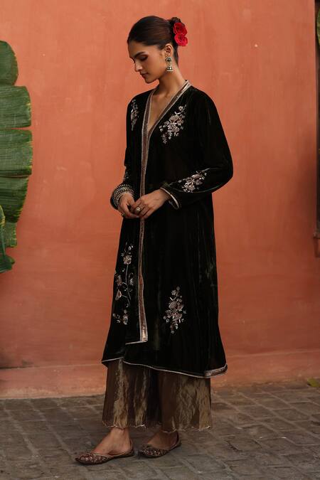Buy Begum Green Velvet, Silk Gota Patti, Zari V-neck Hand Embroidered Kurta Set Buy_Begum_Green Velvet, Silk Gota Patti, Zari V-neck Hand Embroidered Kurta Set
