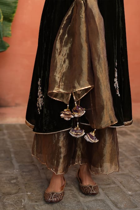 Shop_Begum_Green Velvet, Silk Gota Patti, Zari V-neck Hand Embroidered Kurta Set 