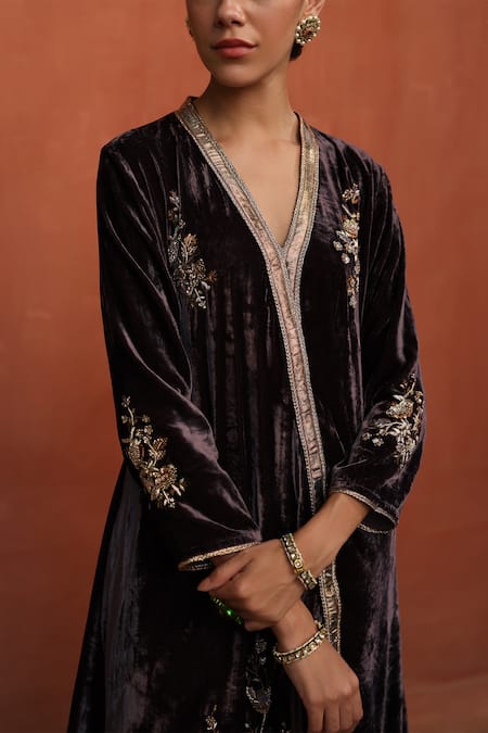 Buy_Begum_Purple Velvet, Silk Gota Patti, Zari, Embroidery V-neck Floral Hand Kurta Set 