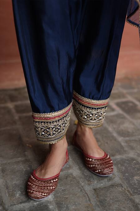 Buy_Begum_Blue Silk, Organza Zari, Embroidery V-neck Floral Kurta Set _Online_at_Aza_Fashions