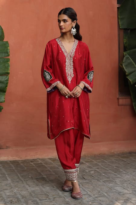 Begum Red Hemp, Silk, Organza Diamonds, Embroidery V-neck Floral Kurta Pant Set Online at Aza Fashions Begum_Red Hemp, Silk, Organza Diamonds, Embroidery V-neck Floral Kurta Pant Set _Online_at_Aza_Fashions