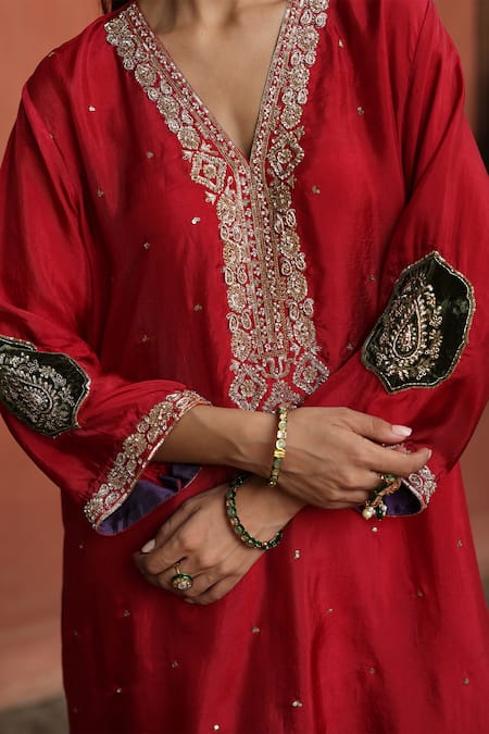 Buy_Begum_Red Hemp, Silk, Organza Diamonds, Embroidery V-neck Floral Kurta Pant Set _Online_at_Aza_Fashions