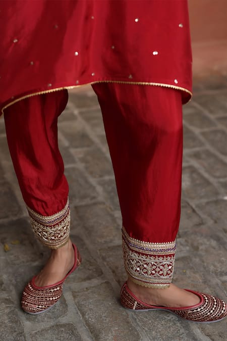 Shop Begum Red Hemp, Silk, Organza Diamonds, Embroidery V-neck Floral Kurta Pant Set Online at Aza Fashions Shop_Begum_Red Hemp, Silk, Organza Diamonds, Embroidery V-neck Floral Kurta Pant Set _Online_at_Aza_Fashions