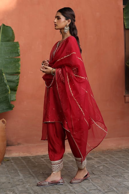 Begum Red Hemp, Silk, Organza Diamonds, Embroidery V-neck Floral Kurta Pant Set at Aza Fashions Begum_Red Hemp, Silk, Organza Diamonds, Embroidery V-neck Floral Kurta Pant Set _at_Aza_Fashions