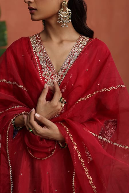 Buy_Begum_Red Hemp, Silk, Organza Diamonds, Embroidery V-neck Floral Kurta Pant Set 