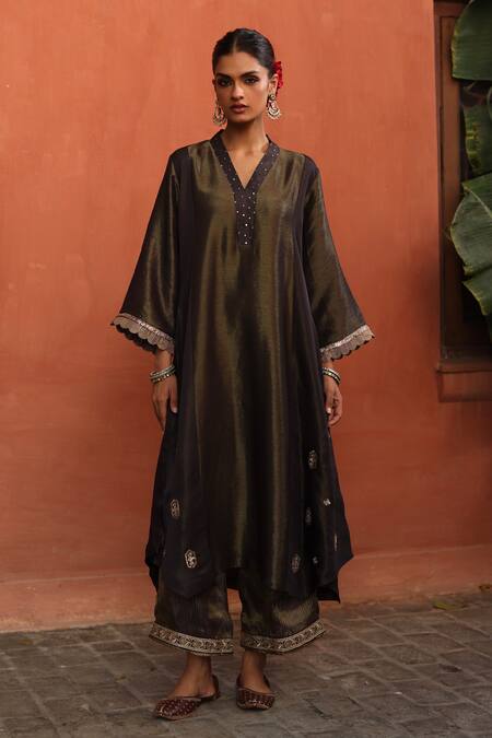 Begum_Blue Kurta Dola Silk Embellished Dabka V Neck Set With Stole _Online_at_Aza_Fashions