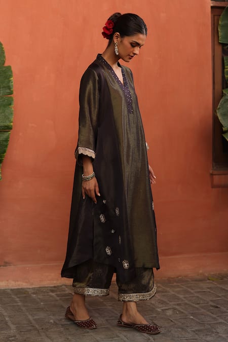 Buy_Begum_Blue Kurta Dola Silk Embellished Dabka V Neck Set With Stole _Online_at_Aza_Fashions