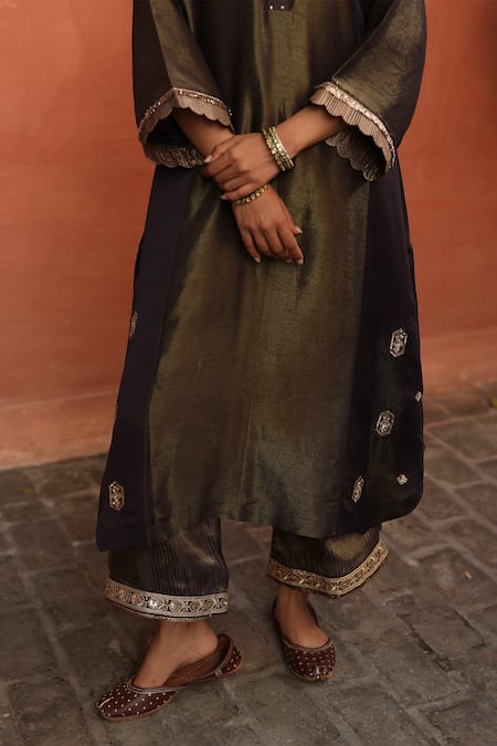 Shop_Begum_Blue Kurta Dola Silk Embellished Dabka V Neck Set With Stole _Online_at_Aza_Fashions