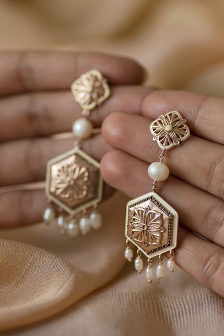 Manner Floral Carved Rose Gold Earrings 