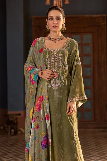Shop Negra Elegante Green Silk, Velvet Embroidery Split V-neck Floral Zardosi Kurta Set at Aza Fashions Shop_Negra Elegante_Green Silk, Velvet Embroidery Split V-neck Floral Zardosi Kurta Set _at_Aza_Fashions