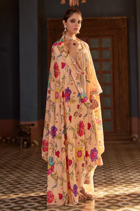 Negra Elegante Ivory Silk, Velvet Embroidery, Gota Patti Collared Floral Kurta Set at Aza Fashions Negra Elegante_Ivory Silk, Velvet Embroidery, Gota Patti Collared Floral Kurta Set _at_Aza_Fashions