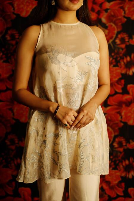 Shop_House Of TA-YA_Off White Chanderi Sweetheart Neck Lotus Embroidered Cape Set _Online_at_Aza_Fashions