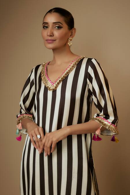 Kriti Bapna_White Cotton Satin Tassels, Fringe V-neck Stripe Embroidered Kurta Set _Online_at_Aza_Fashions