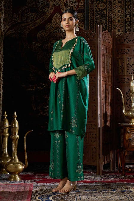 17:17 By Simmi Saboo Green Raw Silk Embroidered Shell Notched Floral Printed Kurta Set Online at Aza Fashions 17:17 By Simmi Saboo_Green Raw Silk Embroidered Shell Notched Floral Printed Kurta Set _Online_at_Aza_Fashions