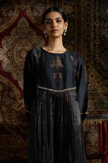 Shop_17:17 By Simmi Saboo_Black Raw Silk Embellished Pearl Round Floral Kurta Set _Online_at_Aza_Fashions
