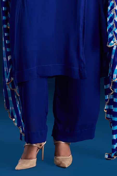 Buy Aapro Blue Velvet, Georgette Off-shoulder Strapless Kurta Set With Leheriya Dupatta Online at Aza Fashions Buy_Aapro_Blue Velvet, Georgette Off-shoulder Strapless Kurta Set With Leheriya Dupatta _Online_at_Aza_Fashions