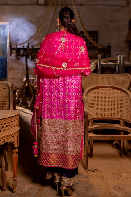 Pooja-Keyur Mughal Aari Embroidered Kurta & Pant Set 