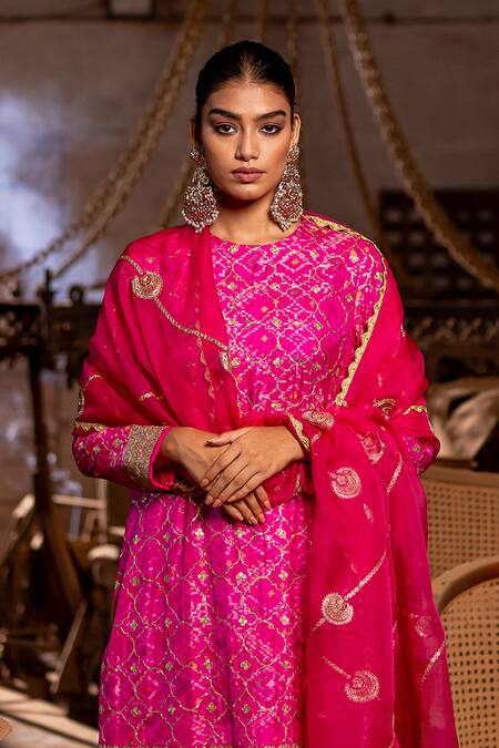 Pooja-Keyur_Pink Organza Embroidery Round Neck Mughal Aari Kurta And Pant Set _Online_at_Aza_Fashions