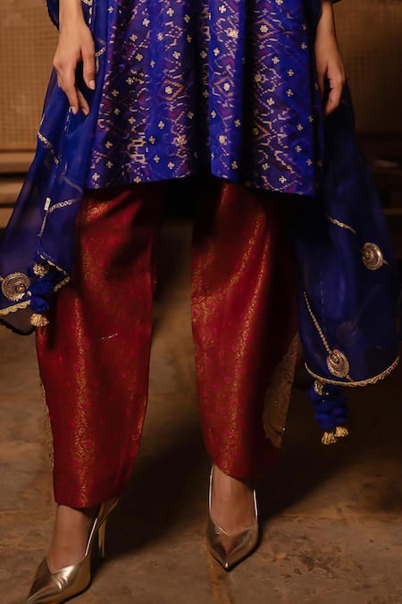 Buy_Pooja-Keyur_Blue Silk Embroidery Split V-neck Geometric Aari Kurta Set _Online_at_Aza_Fashions