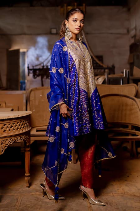 Shop_Pooja-Keyur_Blue Silk Embroidery Split V-neck Geometric Aari Kurta Set _Online_at_Aza_Fashions