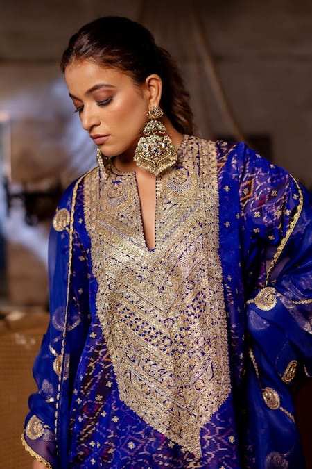Pooja-Keyur_Blue Silk Embroidery Split V-neck Geometric Aari Kurta Set _at_Aza_Fashions