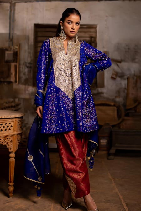 Buy_Pooja-Keyur_Blue Silk Embroidery Split V-neck Geometric Aari Kurta Set 
