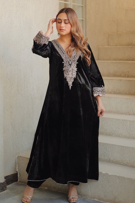 Sheetal Batra Black Silk Velvet Embroidered Kirandori Round Rasha Kurta And Salwar Set 