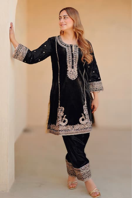 Sheetal Batra Black Silk Velvet Embroidered Kirandori Round Ayat Kurta And Salwar Set 