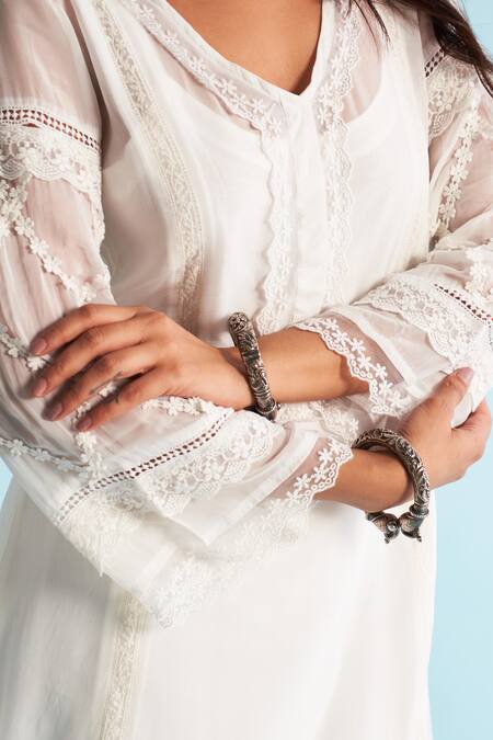 Shop_Roze_White Organza Lace V-neck Embellished Kurta _Online_at_Aza_Fashions