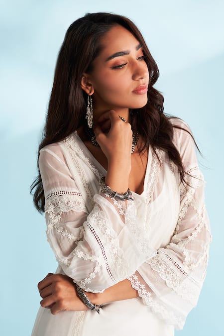 Buy_Roze_White Organza Lace V-neck Embellished Kurta 