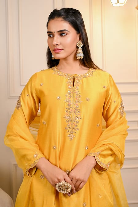 Hasrat By Salma_Yellow Chanderi, Organza Sequins, Zari Round Neck Floral Embroidered Kurta Set _Online_at_Aza_Fashions