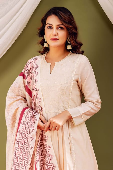 Missprint_Beige Chanderi, Cotton Embroidery Round Neck Floral Thread Kurta Set _at_Aza_Fashions