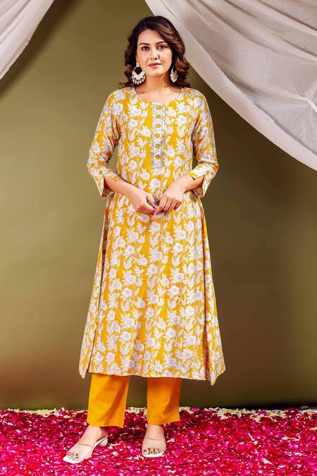 Missprint_Yellow Chanderi, Cotton Gota Patti Round Neck Floral Printed Kurta Set _Online_at_Aza_Fashions