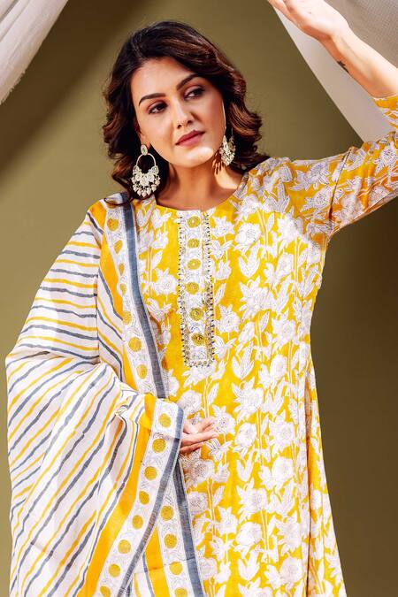 Missprint_Yellow Chanderi, Cotton Gota Patti Round Neck Floral Printed Kurta Set _at_Aza_Fashions