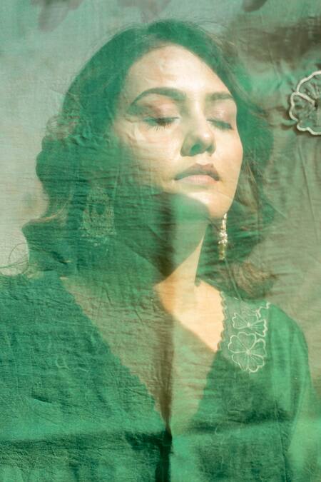 Missprint Green Chanderi Silk, Cotton, Organza Embroidery V-neck Applique Kurta Set Online at Aza Fashions Missprint_Green Chanderi Silk, Cotton, Organza Embroidery V-neck Applique Kurta Set _Online_at_Aza_Fashions