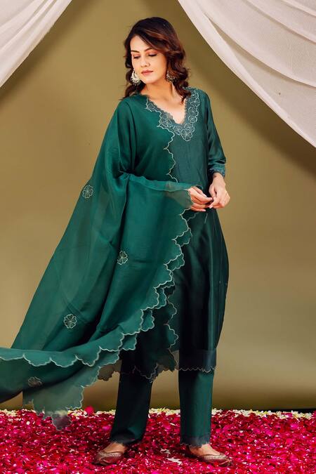 Missprint Green Chanderi Silk, Cotton, Organza Embroidery V-neck Applique Kurta Set at Aza Fashions Missprint_Green Chanderi Silk, Cotton, Organza Embroidery V-neck Applique Kurta Set _at_Aza_Fashions