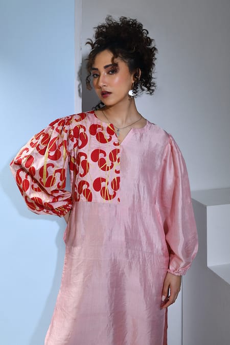 Inkpikle_Pink Silk, Handloom Cotton Split V-neck Paisley Print Panel Kurta Set _at_Aza_Fashions