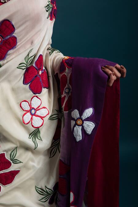 Buy_Svastih_Off White Cotton, Silk Embroidery, Beads Round Neck Floral Applique Saree Set _Online_at_Aza_Fashions