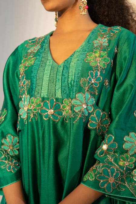 Svastih_Green Chanderi Embroidery V-neck Emerald Floral Anarkali Set _at_Aza_Fashions