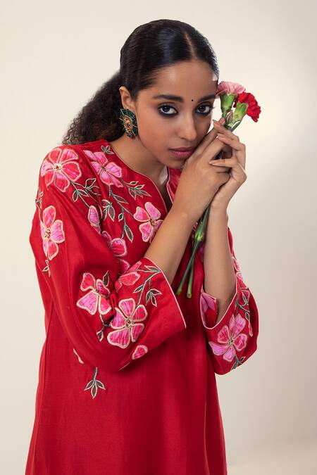 Svastih_Red Chanderi Embroidery Collared Floral Kurta Set _at_Aza_Fashions
