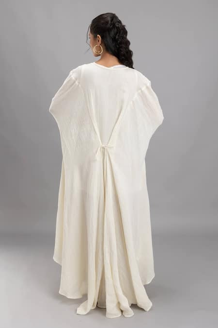 Shop Lavina Sippy White Cotton V-neck Wrinkled Kaftan at Aza Fashions Shop_Lavina Sippy_White Cotton V-neck Wrinkled Kaftan _at_Aza_Fashions