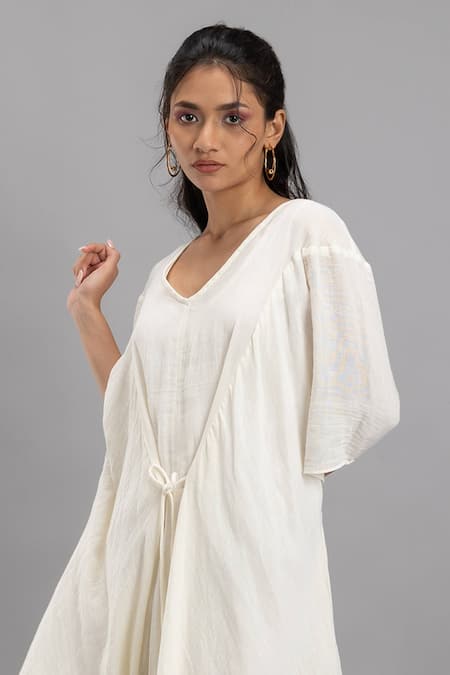 Lavina Sippy White Cotton V-neck Wrinkled Kaftan Online at Aza Fashions Lavina Sippy_White Cotton V-neck Wrinkled Kaftan _Online_at_Aza_Fashions