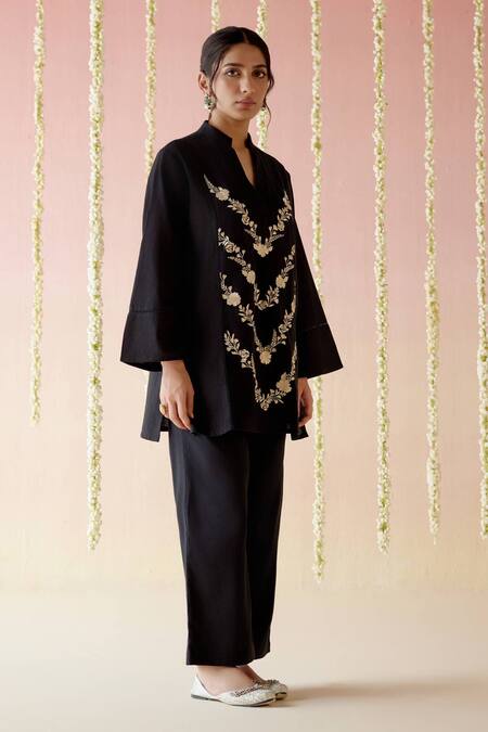 Nero India_Black Handloom Cotton Embroidery V-neck Floral Tunic And Pant Set _at_Aza_Fashions