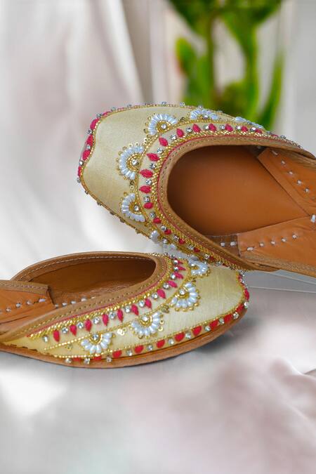 Buy House Of Vitti India Beige Embroidery Light Mimosa Juttis Online at Aza Fashions Buy_House Of Vitti India_Beige Embroidery Light Mimosa Juttis _Online_at_Aza_Fashions