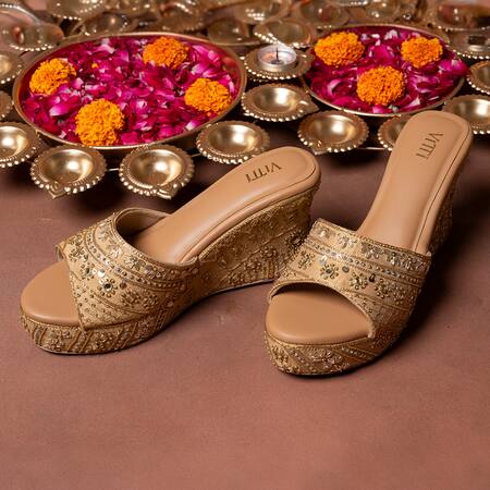 Buy_House Of Vitti India_Beige Aari Zardozi Embroidered Wedges 