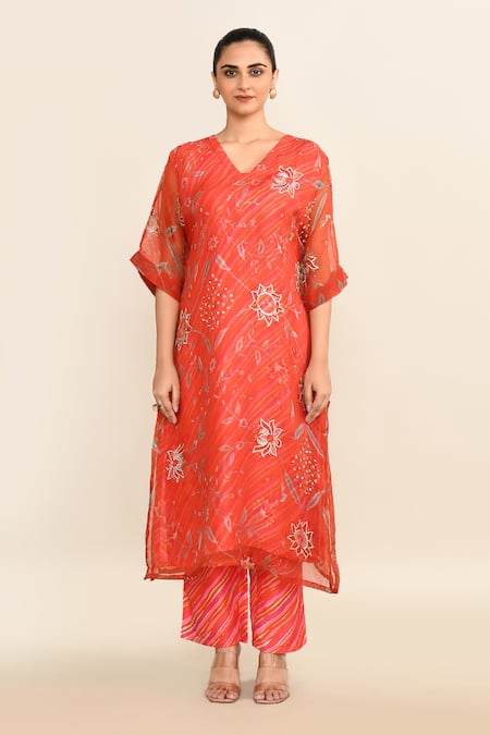 Buy_Archana Shah_Coral Cotton Crystals V-neck Flower Vine Print Kurta Set _Online_at_Aza_Fashions