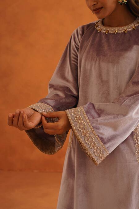 Buy_Inej_Purple Velvet Embroidery, Tassels Round Neck Floral Kurta Set 